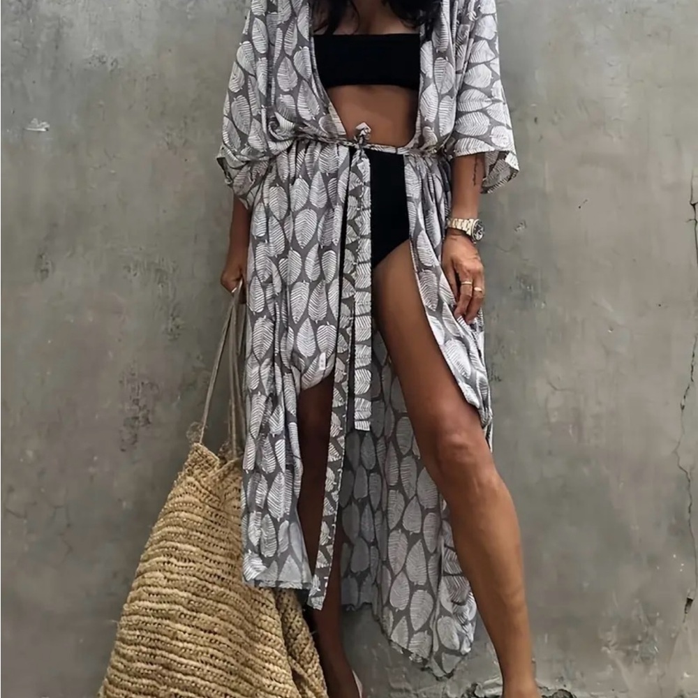 Elegant Gray Leaf Pattern Kimono